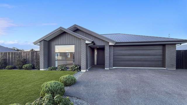 ROLLESTON- FOUR BEDROOMS, TWO BATHROOMS, DOUBLE GARAGE, FENCED