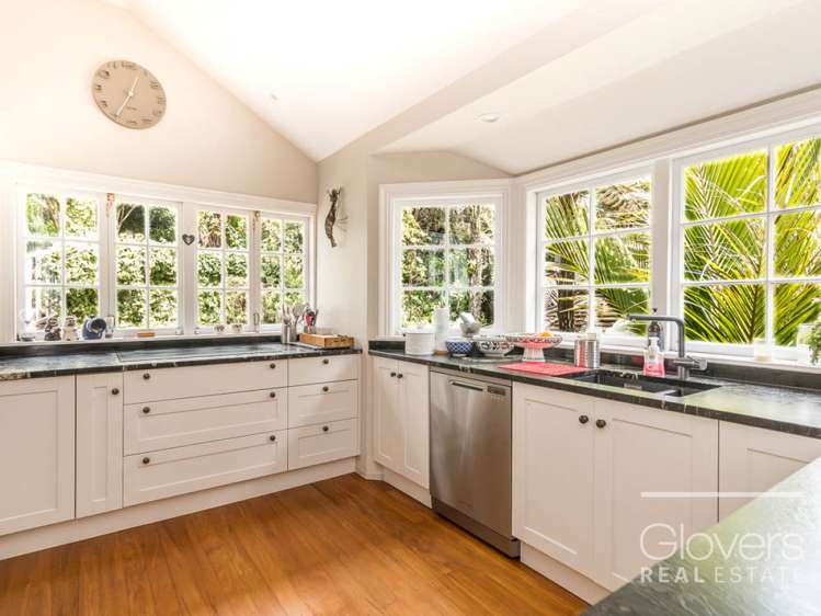 467 Scenic Drive Waiatarua_9