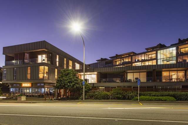 WATERFRONT PERFECTION & VALUE