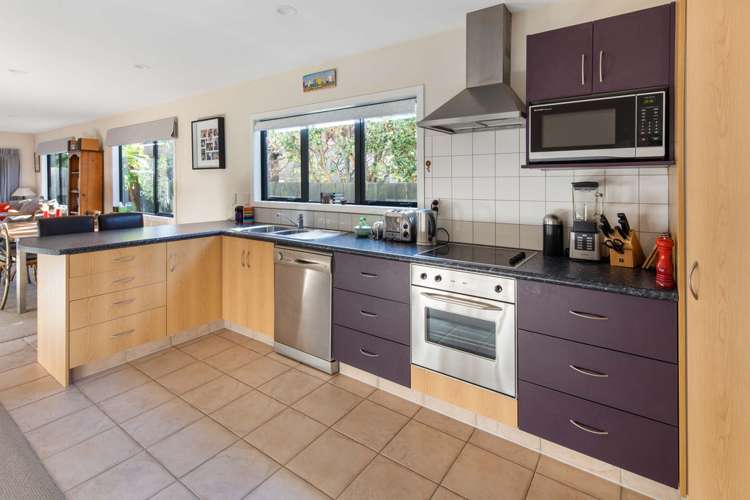 83a Apu Crescent Lyall Bay_6