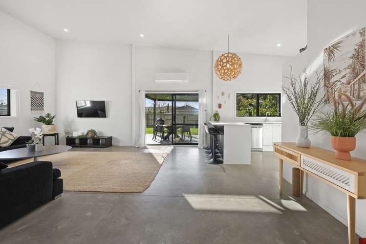 64 Moana Crescent_4
