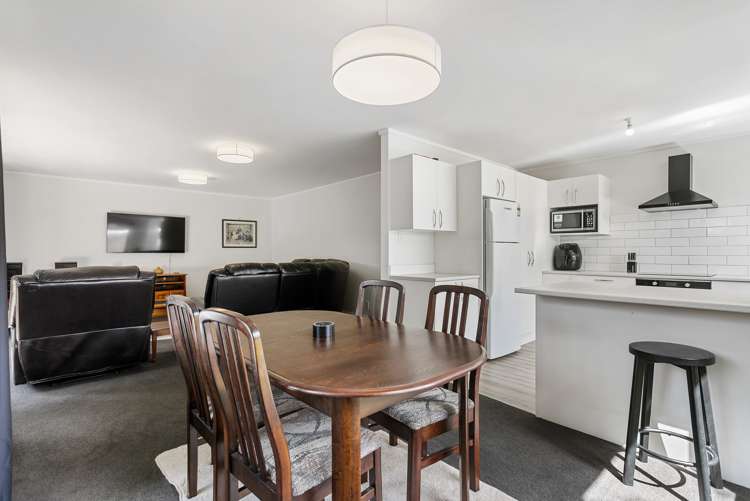 2/11 Beach Road Pahurehure_6