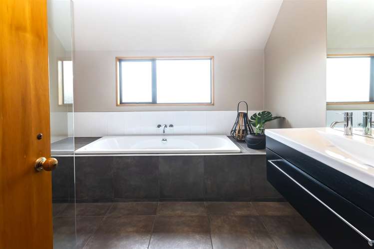 5b Regency Crescent Redwood_17