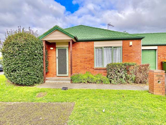 Spacious 2 bedrooms with 1 bathroom + Garage + off street parking
