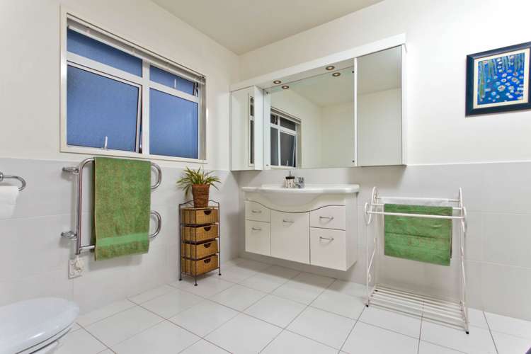 1 Oakford Park Crescent Greenhithe_12