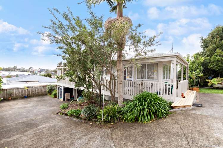 2/225 Wairau Road Totara Vale_14