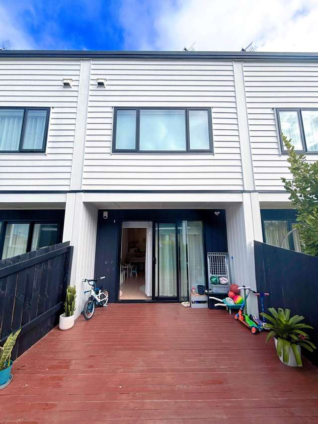 2 Bedrooms townhouse in the Heart of Panmure