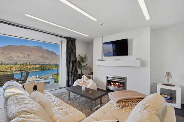 The perfect holiday pad with spectacular views!