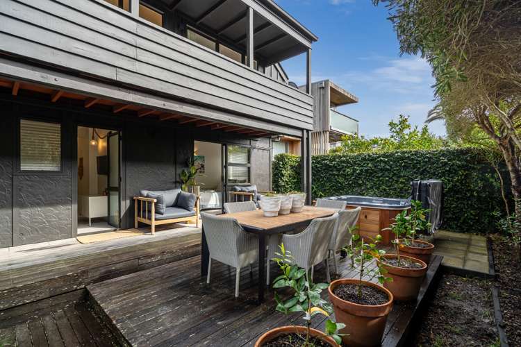 2/10 Merani Street Narrow Neck_31