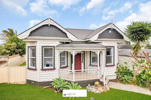 Fullly fenced family home in the heart of Panmure!