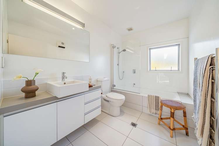 70 Saddleback Grove Karori_16