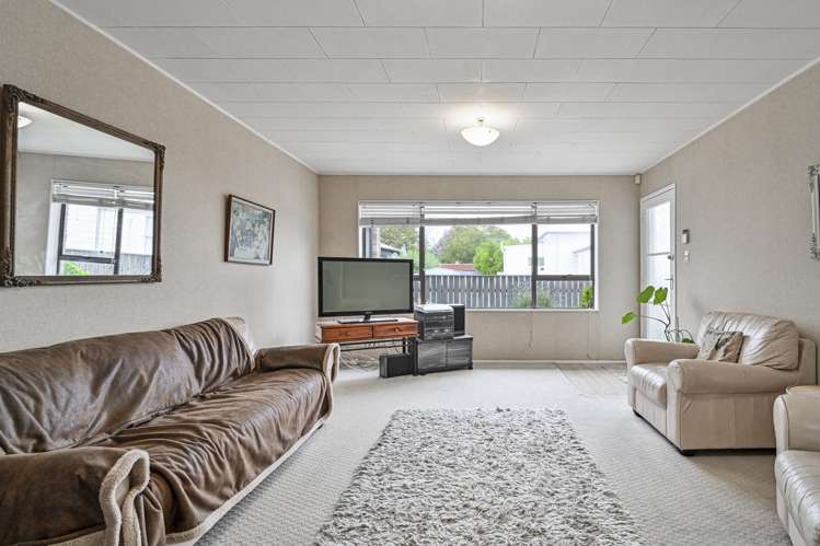 2/704 Charles Street Raureka_1