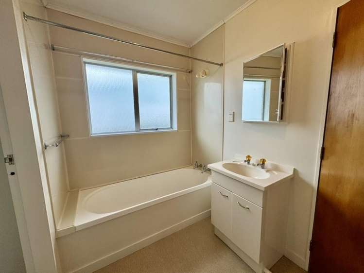  2/12 Fraser Street Wainuiomata_5