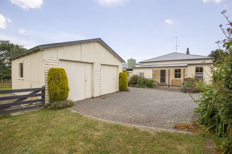 1937 Lake Ferry Road Pirinoa_3