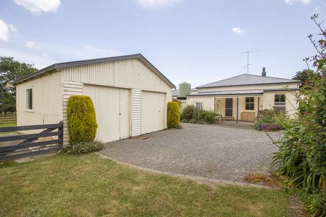 1937 Lake Ferry Road Pirinoa_3