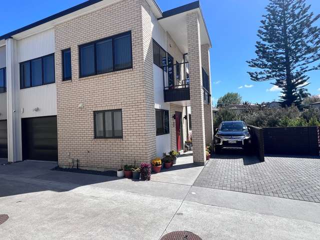 LARGEST TOWNHOUSE - 3 BEDROOMS
