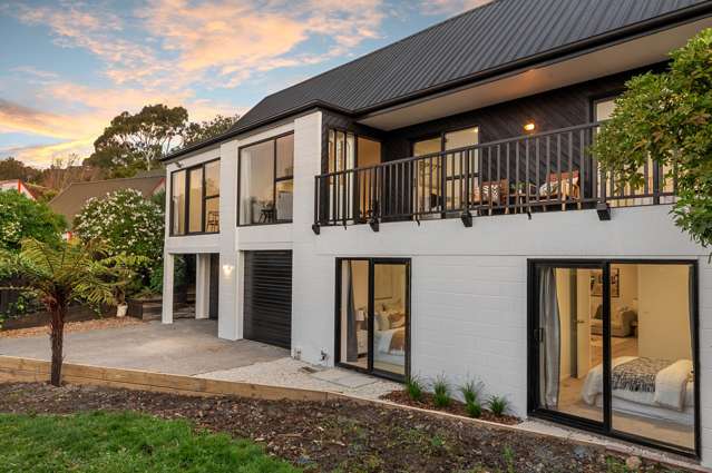 Stunning Views, Cashmere Zone & 3 Car Garage!
