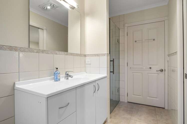 13/17 Simmonds Grove Greerton_11