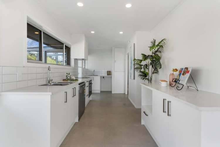 832 East Coast Road Oteha_7