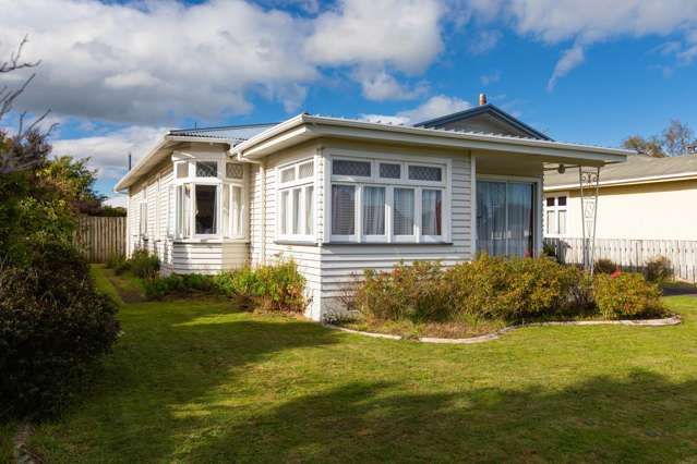 Character, comfort and convenience close to town