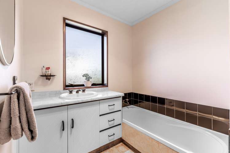 720 Queens Drive Waikiwi_11