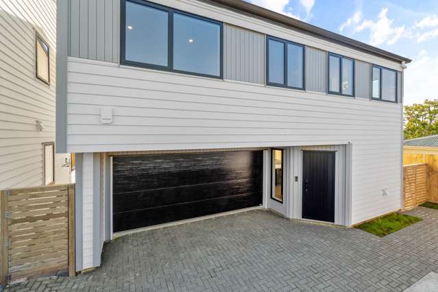 Stylish Homes: Garage, Extra Parking, Ocean Views