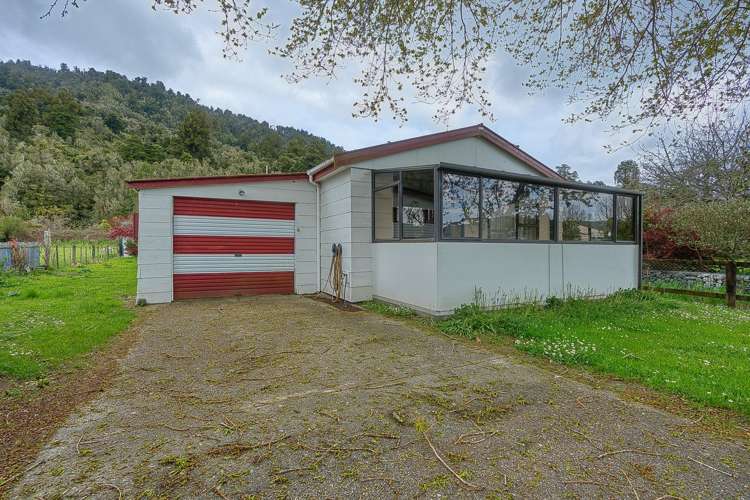 43 Main Road Harihari_18