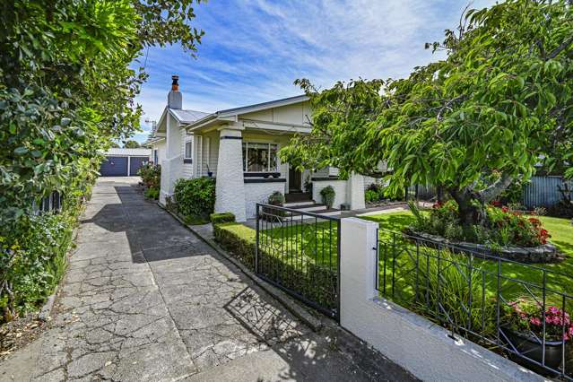 Bungalow Beauty with great garaging