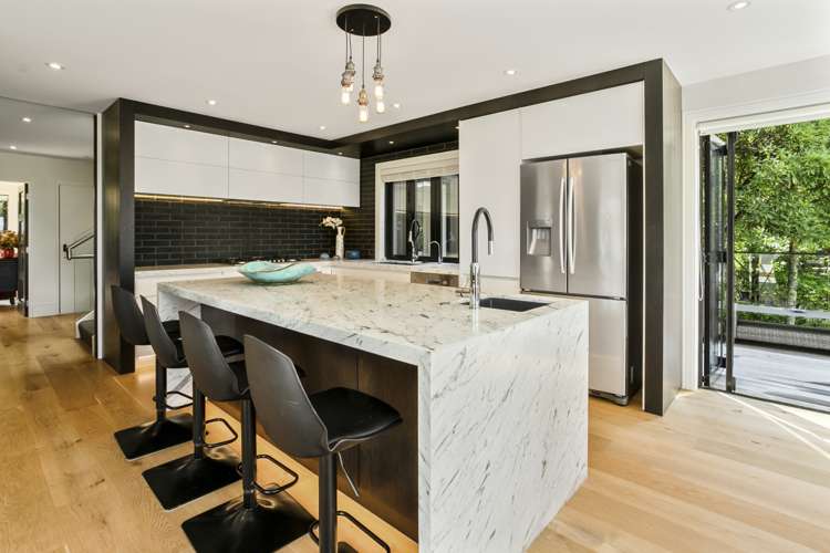 2/92 Churchill Road Murrays Bay_4