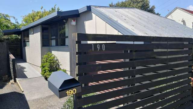 A beautiful single level house in Onehunga for...