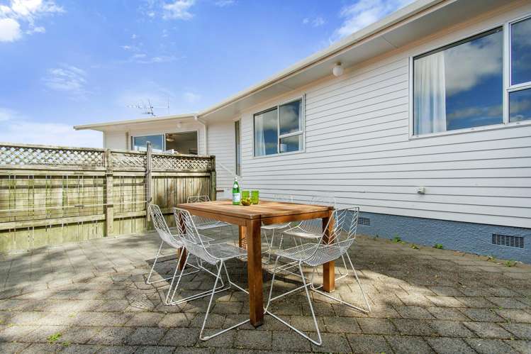 17 Gainsborough Grove Belmont_15