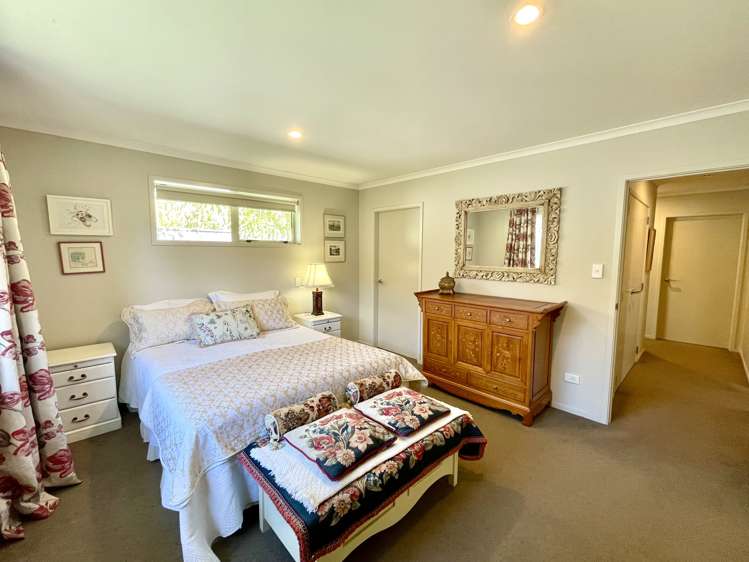2 Barossa Way Brookfield_10