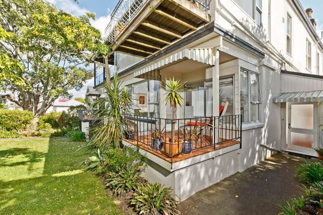 2/140 Calliope Road Stanley Point_1