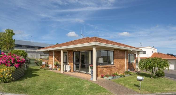 32 Racecourse Way_0