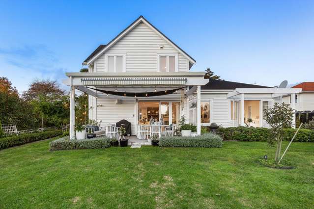 ELEGANT RENOVATED FAMILY HOME - MOMENTS TO BEACH