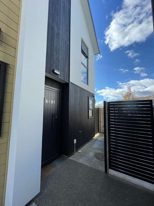 New, Quiet End Unit Townhouse + Off street park