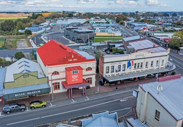 High Street haven with majestic hall