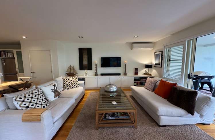 10/25 The Strand Onetangi_3