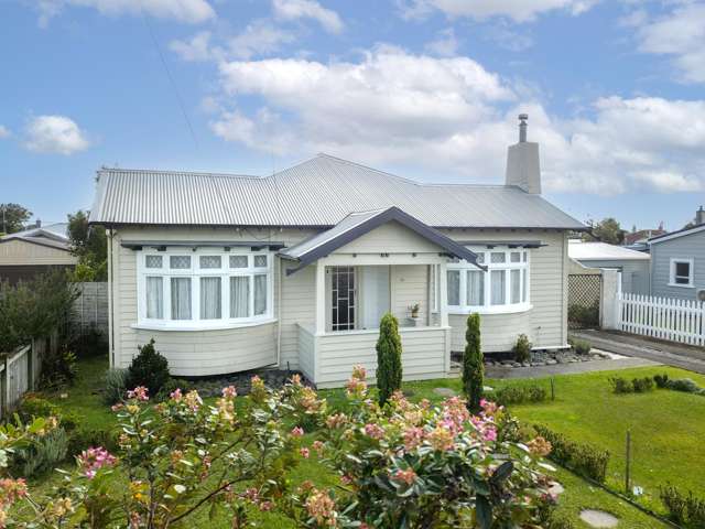 Sunshine & Style - Your Perfect Bungalow Awaits!