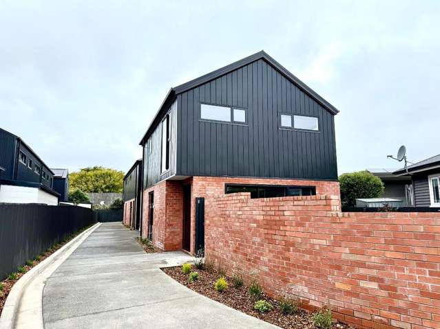 FULLY FURNISHED BRAND NEW EXECUTIVE TOWNHOUSE CLOSE TO INNER CITY!