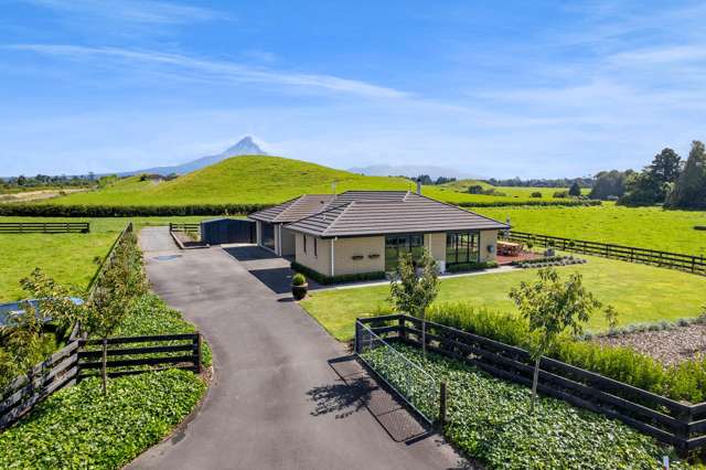 FAMILY LIFESTYLE LIVING WITH PADDOCK & GROUNDS