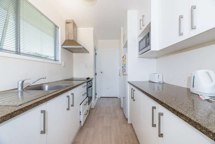 1/15 Frobisher Way Clendon Park_5