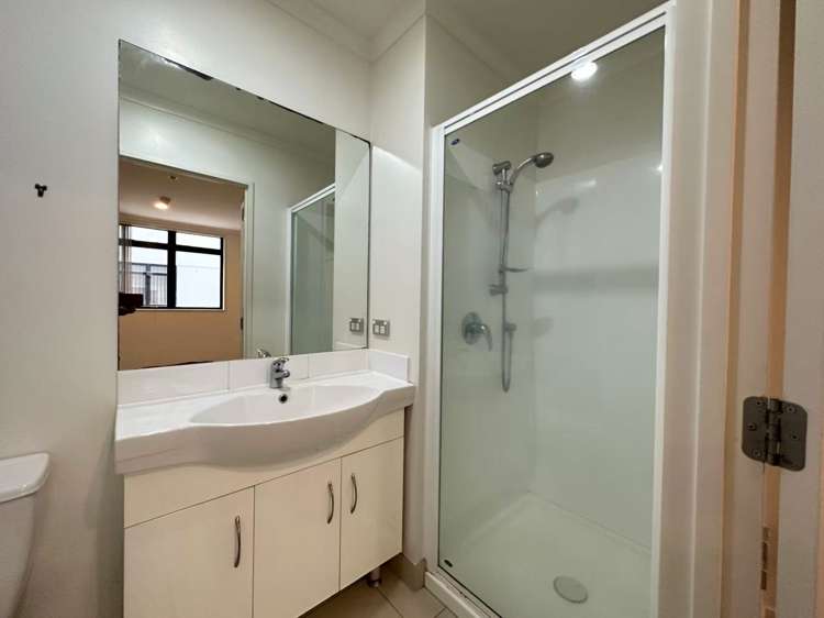 B408/176 Broadway Newmarket_7