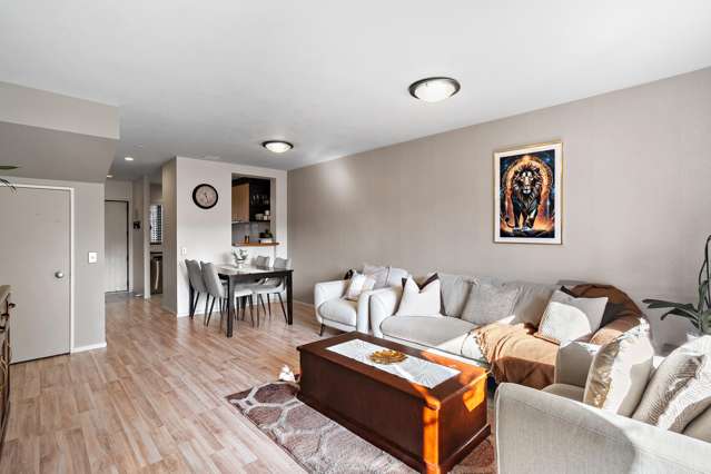 Sun-Filled 2 Bedroom Townhouse in Prime Location