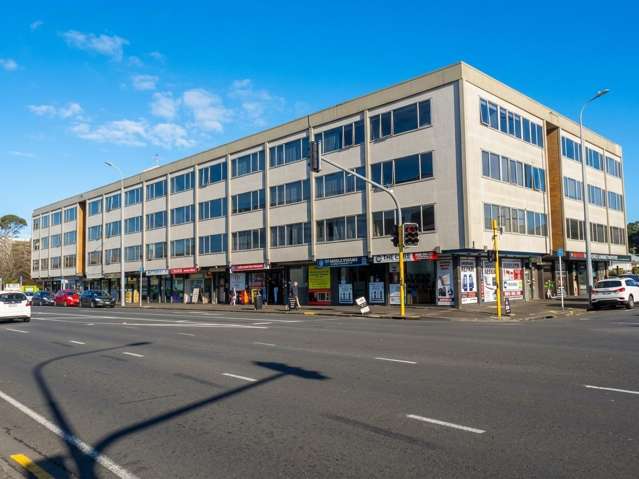 Affordable City Fringe Living – 1960s Freehold Apartment