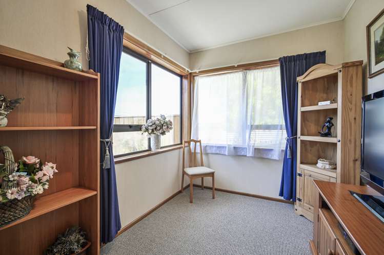 711 Maitland Crescent Mayfair_16