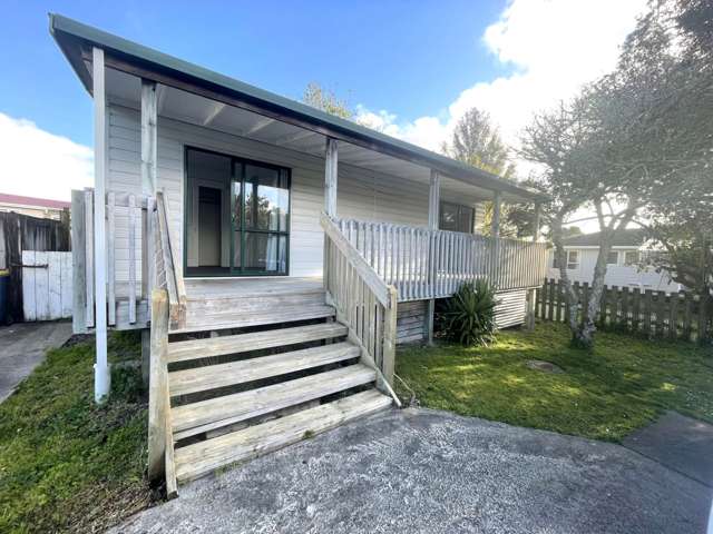 Charming & Private: Freestanding 2-Bedroom Hom...