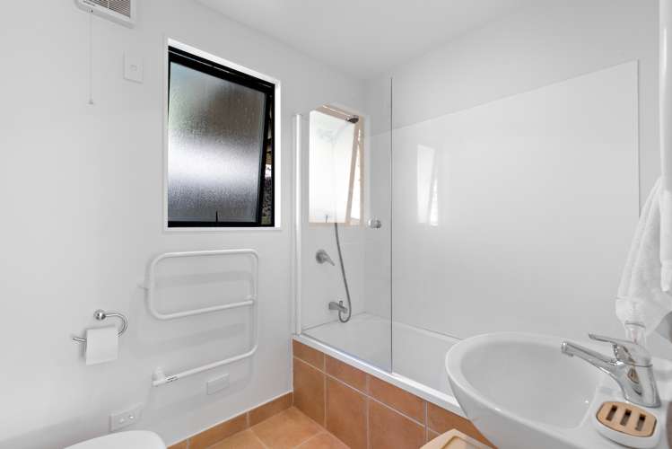 19b Arawata Terrace Fernhill/Sunshine Bay_13