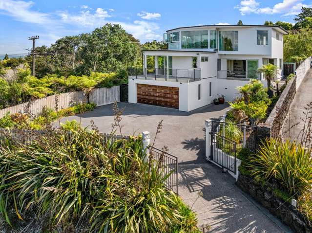 Large-scale family coastal retreat