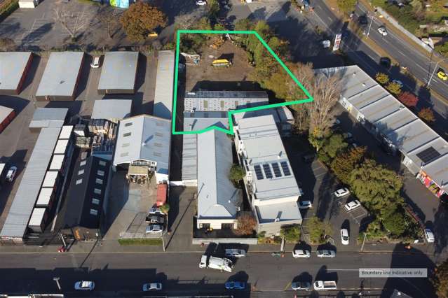 Warehouse with large yard close to CBD
